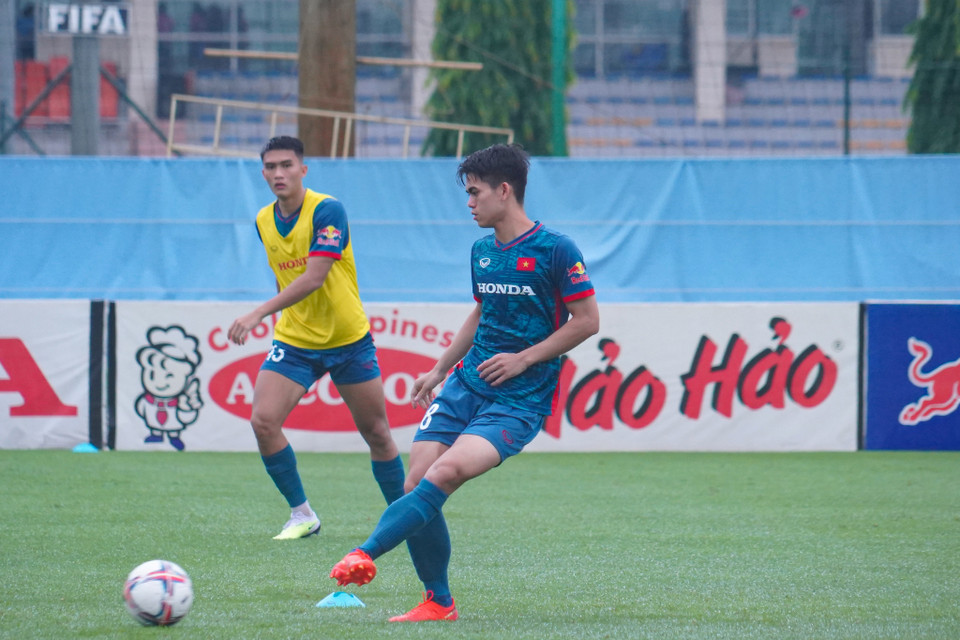 Tiền vệ Khuất Văn Khang đảm nhận vị trí 'số 10' - dẫn dắt hàng công theo yêu cầu của Huấn luyện viên Hoàng Anh Tuấn. (Ảnh: Việt Anh/Vietnam+)