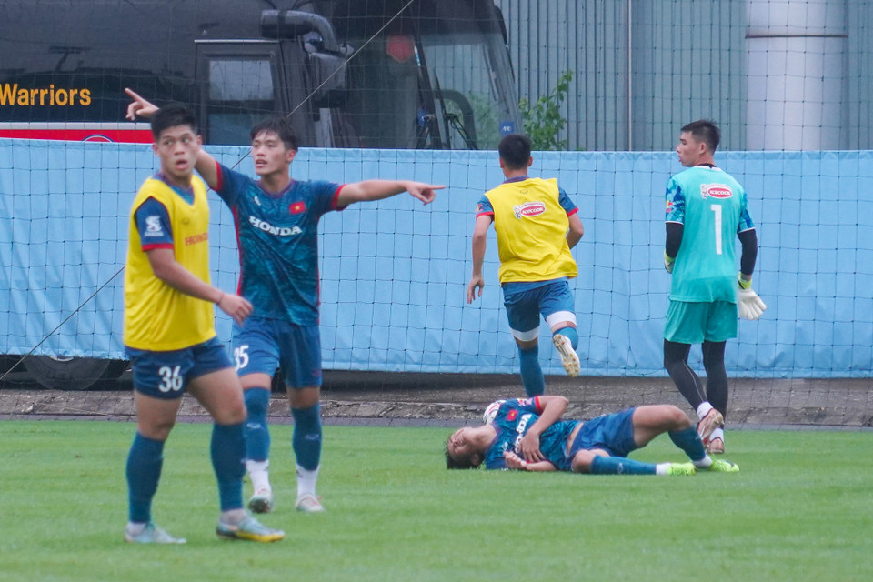 Dù là tập luyện nhưng trên sân vẫn xuất hiện những tình huống va chạm quyết liệt giữa cầu thủ hai bên. (Ảnh: Việt Anh/Vietnam+)