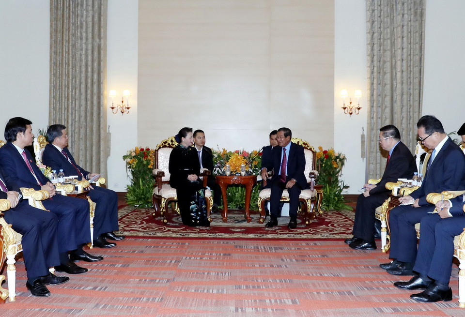 Chủ tịch Quốc hội Nguyễn Thị Kim Ngân hội kiến Thủ tướng Vương quốc Campuchia Samdech Techo Hun Sen. (Ảnh: Trọng Đức/TTXVN)
