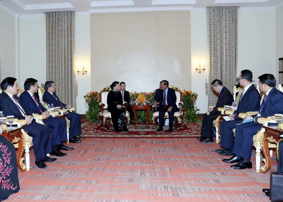 Chủ tịch Quốc hội Nguyễn Thị Kim Ngân hội kiến Thủ tướng Vương quốc Campuchia Samdech Techo Hun Sen. (Ảnh: Trọng Đức/TTXVN)