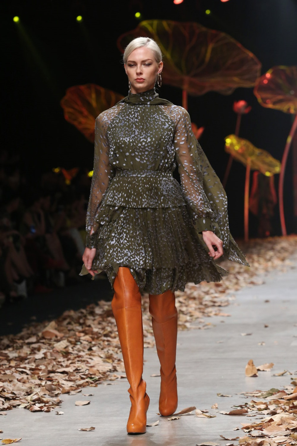 Khi phối hợp với những gam màu đất tương đồng như cam, vàng, kem beig nâu đất… tạo nên một tổng thể hài hòa.