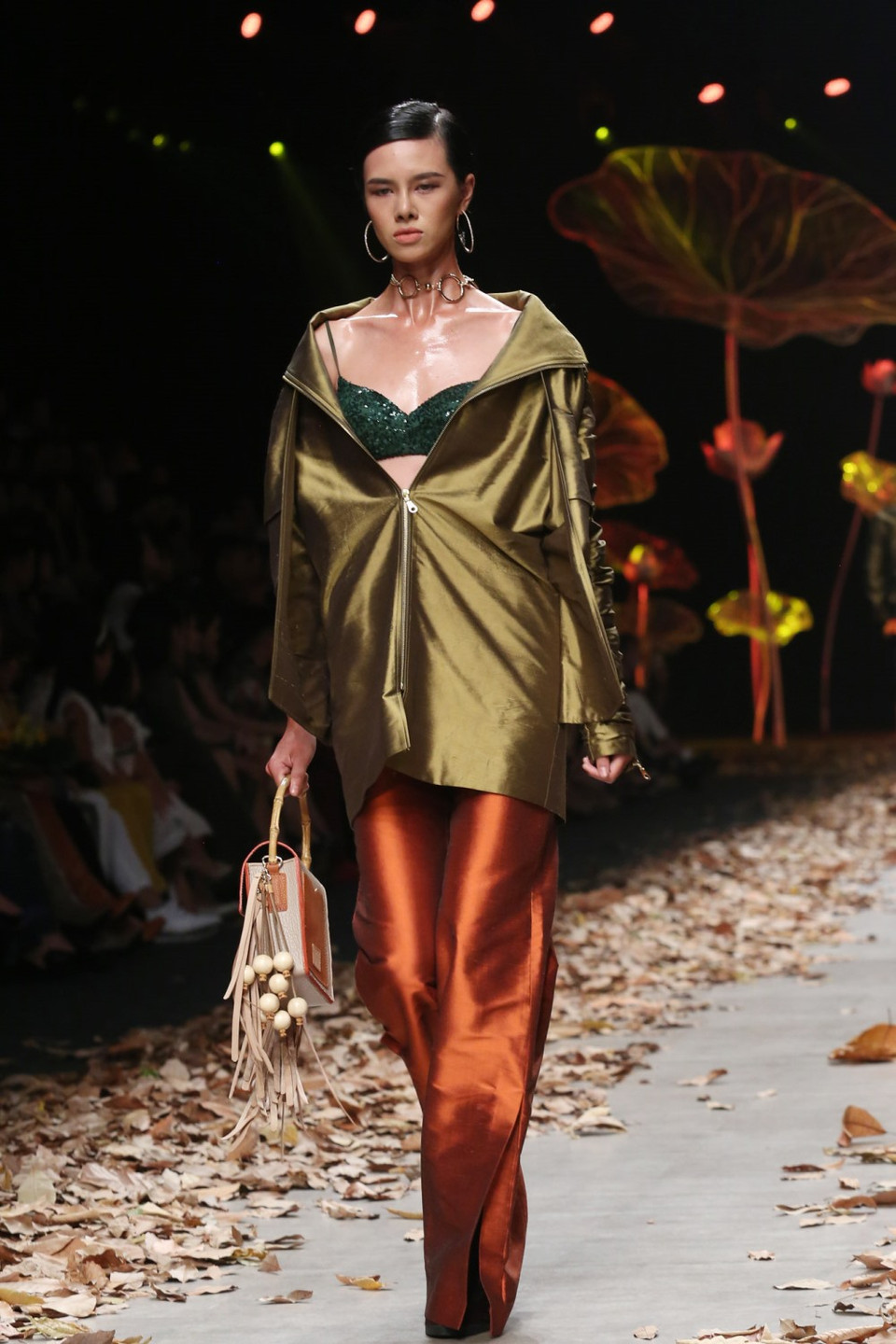 Sự tương phản rõ nét làm nổi bật cá tính dịu dàng, những khát khao bản năng thầm kín nằm trong cách phối hợp layer giữa những chiếc áo khoác với đường may cứng cáp mạnh mẽ với đầm ren ôm sát xẻ sâu, áo corset cúp ngực, hai dây gợi cảm.