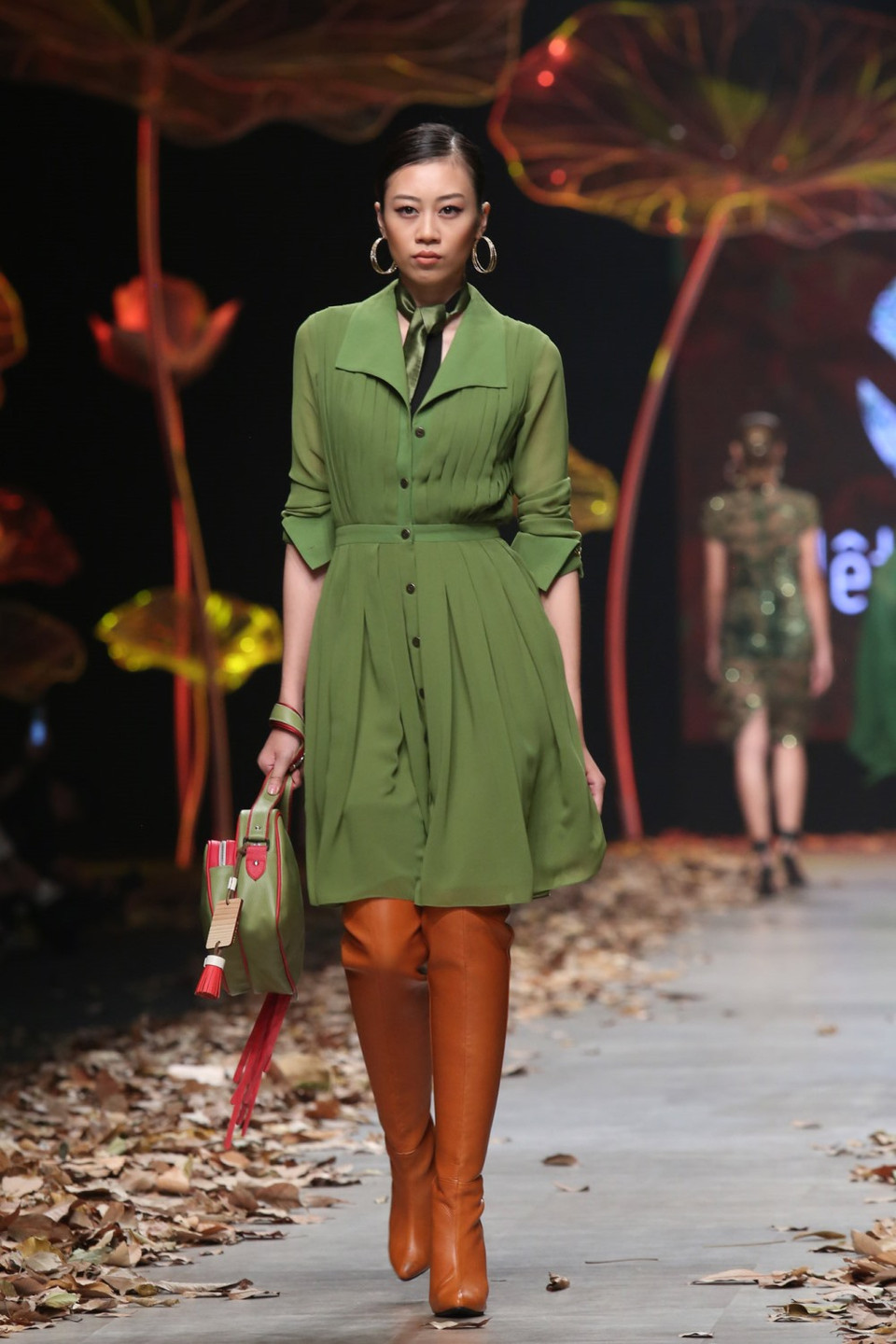 Lấy cảm hứng từ quân đội, những trang phục mang phong cách mạnh mẽ và cá tính. 