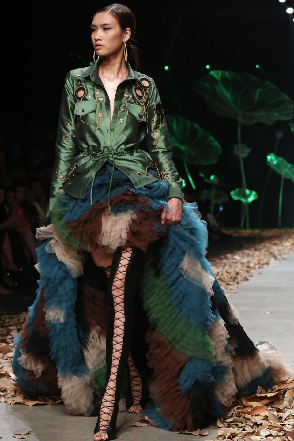 Phong cách thời trang tái cấu trúc trong một số trang phục đinh của đêm diễn khẳng định kiến thức vững vàng của một nhà thiết kế xuất thân từ Đại học Kiến trúc. 