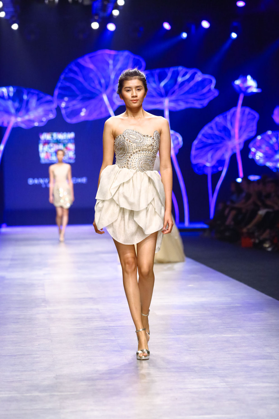 Dưới bàn tay tài hoa của Dany, các chất liệu, màu sắc ít phổ biến trong thời trang cao cấp được sử dụng và kết hợp khéo léo.