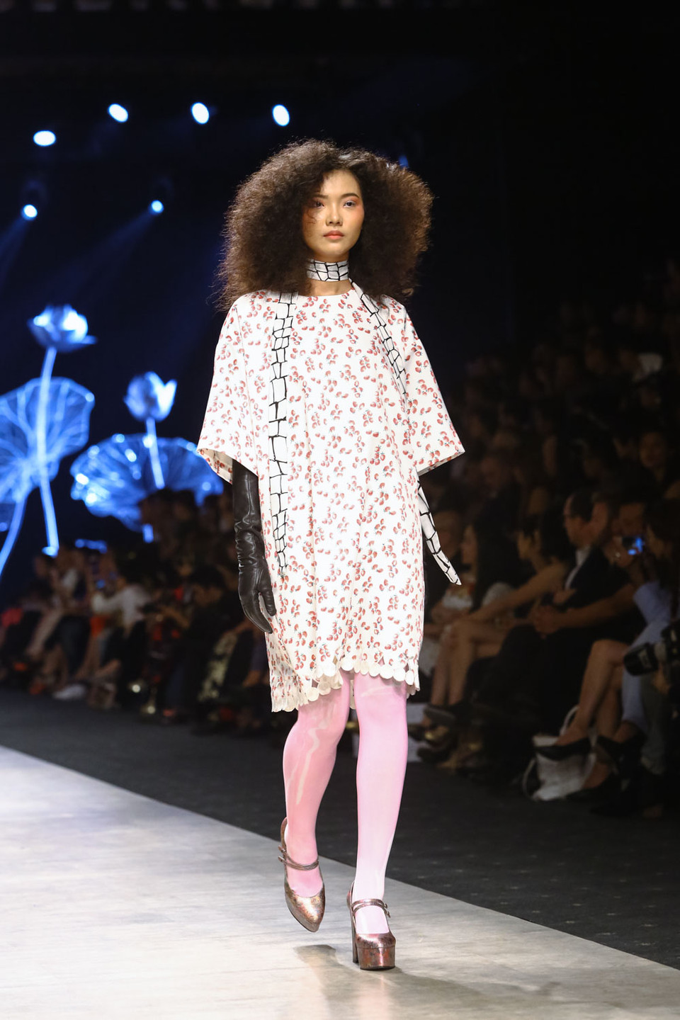 ...Như thiết kế trang phục cho vở nhạc kịch 'The Threepenny Opera,' thiết kế đồng phục cho đội tuyển điền kinh-đội tuyển bóng chuyền Nhật Bản tham gia FIVB World Cup, chịu trách nhiệm trang phục cho chương trình âm nhạc 'The Wiz.'