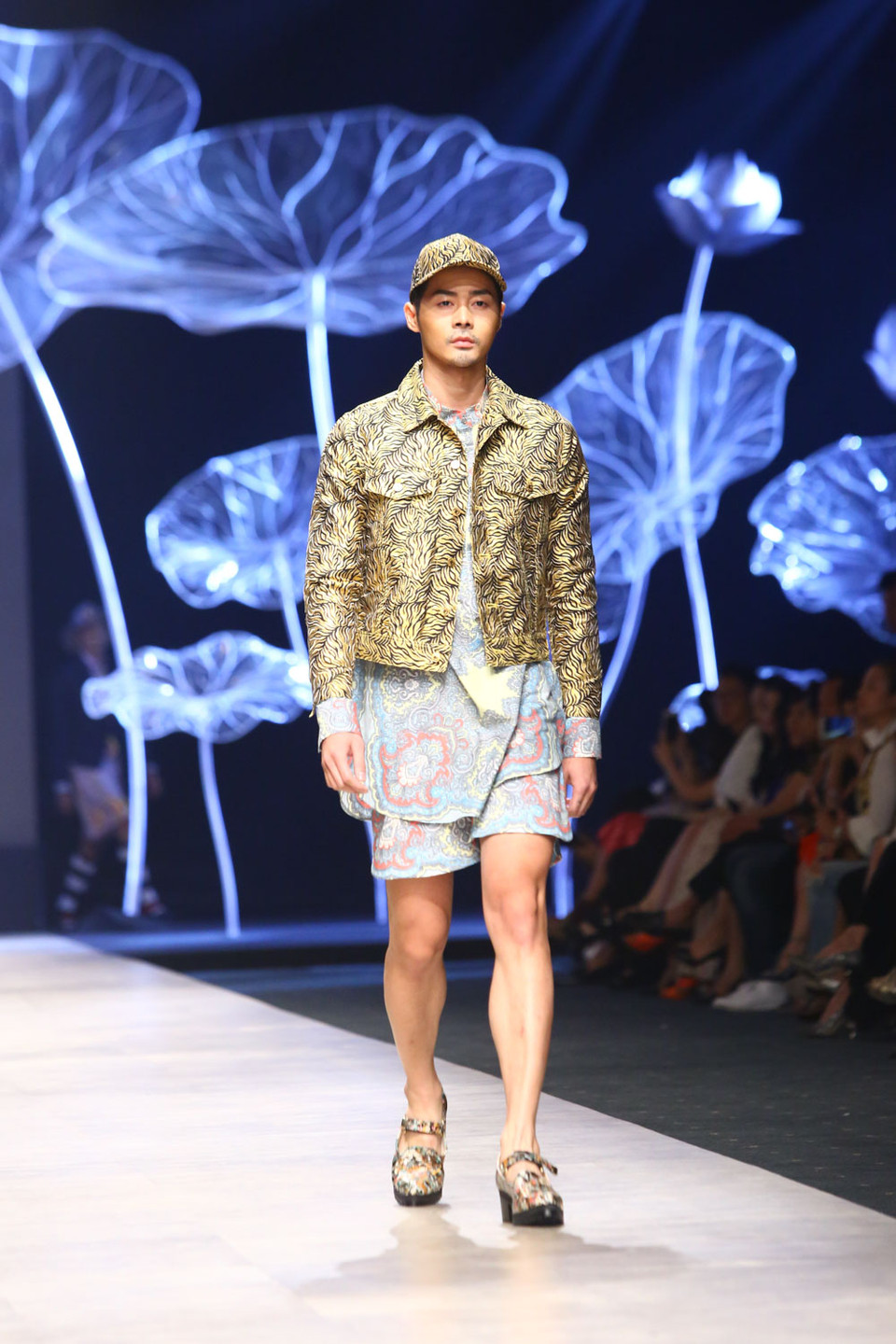 Phom dáng rộng rãi với chất liệu nhẹ nhàng bay bổng điển hình của thời trang Nhật Bản chiếm đa phần trong bộ sưu tập.