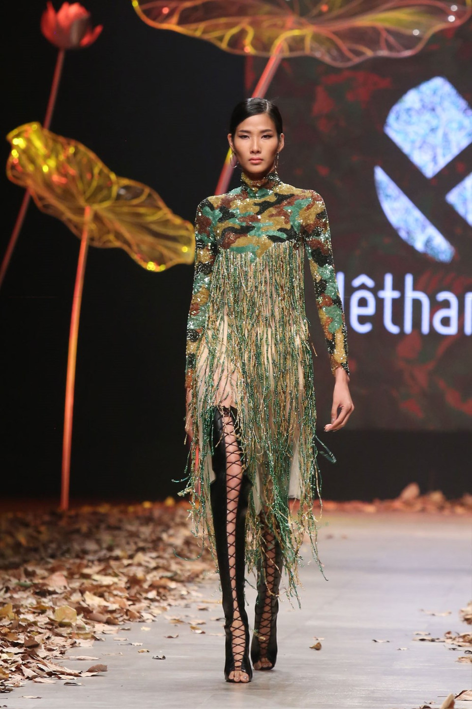 'Military' là nối tiếp thành công của 'Hoa' tại Tuần lễ thời trang quốc tế Việt Nam 2014.