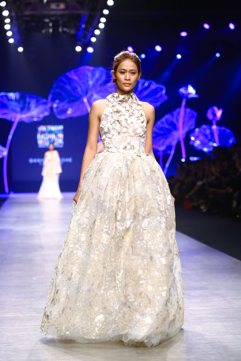 Bảng màu pastel với các sắc độ chuyển động hòa cùng ánh sáng phản chiếu trong từng chi tiết khảm thêu đắt giá mang đến cảm giác xa hoa.​