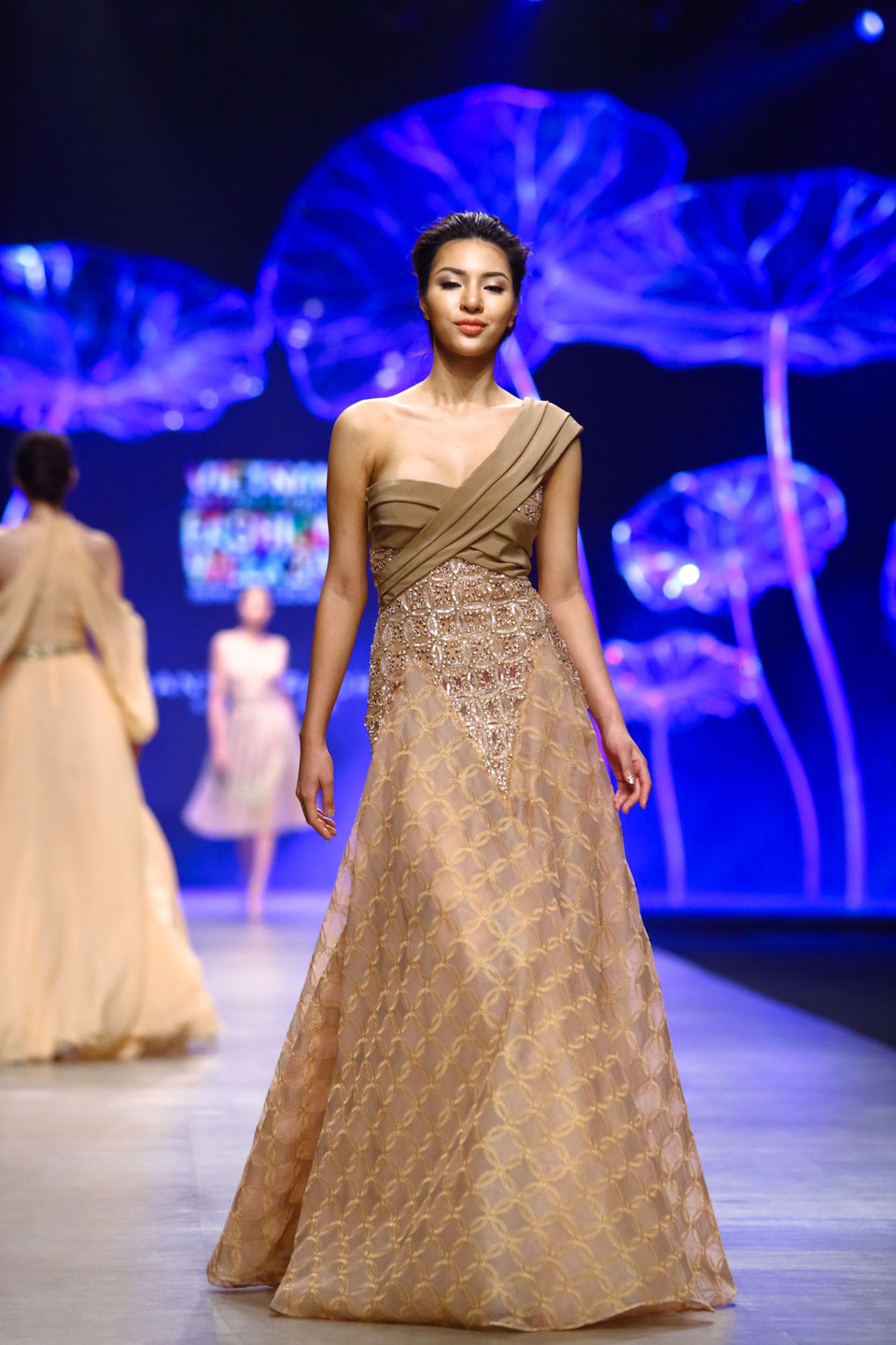 Nhà thiết kế Pháp đã thổi làn gió mới vào trang phục dạ hội thanh lịch và sang trọng làm từ chất liệu vải tuyn, sequin mềm mại.