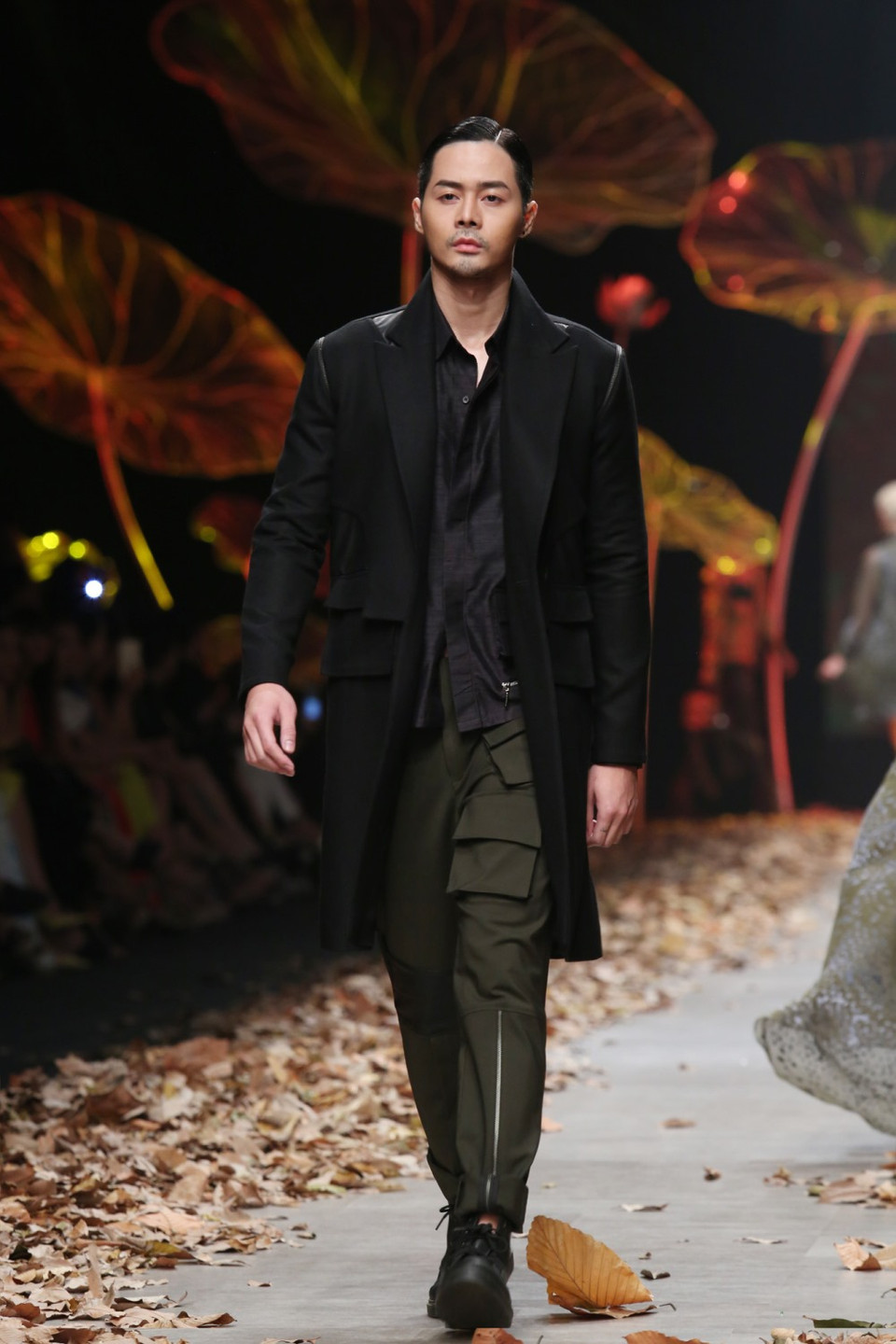 Áo khoác hai hàng nút (pea jacket), jacket với những chiếc túi hộp to bản, compat pants - quần tây ống thụng và những kiểu đầm sơ-mi dài cũng hiện diện ở bộ sưu tập phong cách nhà binh.