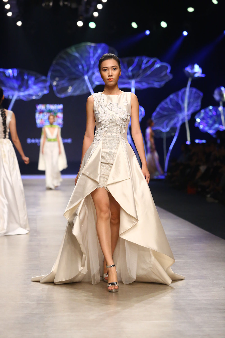 Ông sử dụng những chất liệu riêng biệt và xử lý khéo léo như một nhà mẫu chuyên nghiệp châu Âu. 