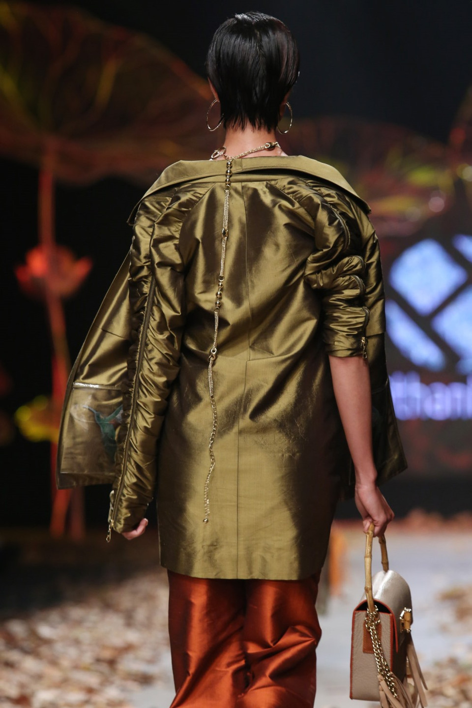 Những thiết kế mang tính ứng dụng cao, bất kỳ set trang phục nào cũng có thể tách rời và phối hợp với nhau là điểm cộng cho bộ sưu tập với những tín đồ thời trang đường phố.