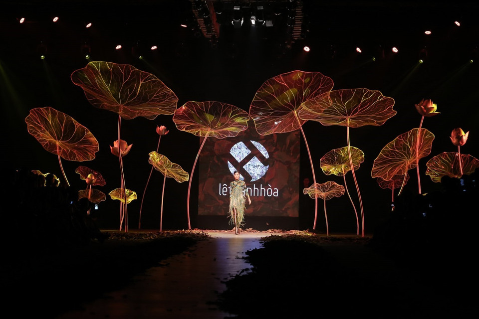 Là show khép lại diễn Tuần lễ thời trang quốc tế Việt Nam Xuân Hè 2016, diễn ra tối qua (26/4), nhưng bộ sưu tập của Lê Thanh Hòa là một trong những show được chờ đón. (Ảnh: Đại Ngô)