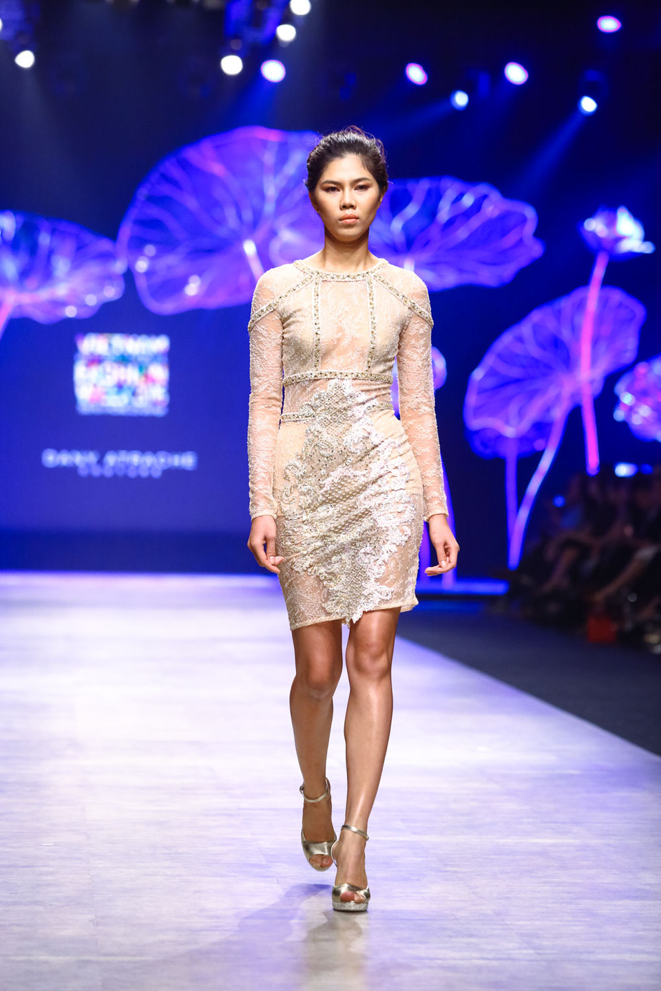 Cảm hứng Đông-Tây hội tụ cùng nét tinh tế, quyến rũ thể hiện rõ nét trong bộ sưu tập thời trang dạ hội của nhà thiết kế Pháp tài năng Dany Atrache, diễn ra trong đêm cuối của Tuần lễ Thời trang quốc tế Việt Nam Xuân Hè 2016. (Ảnh: BTC)