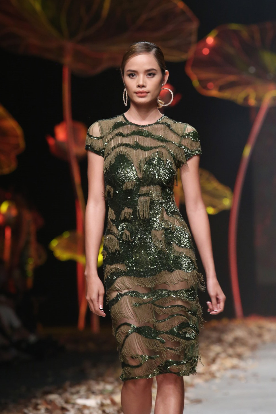 Sân khấu phủ đầy lá khô của show diễn cuối cùng là điều bất ngờ của Lê Thanh Hòa dành cho giới mộ điệu.