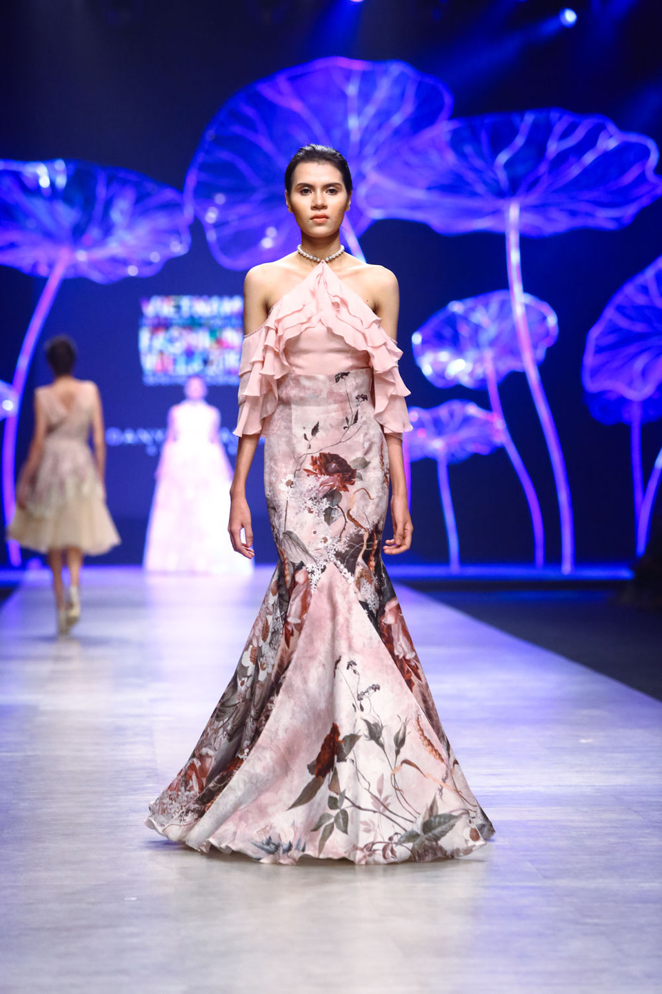 Những bộ đầm đuôi cá tôn vinh đường cong tuyệt mỹ đầy uy quyền được dát vàng, đính cườm tô điểm thêm các họa tiết ren thêu kỳ công.