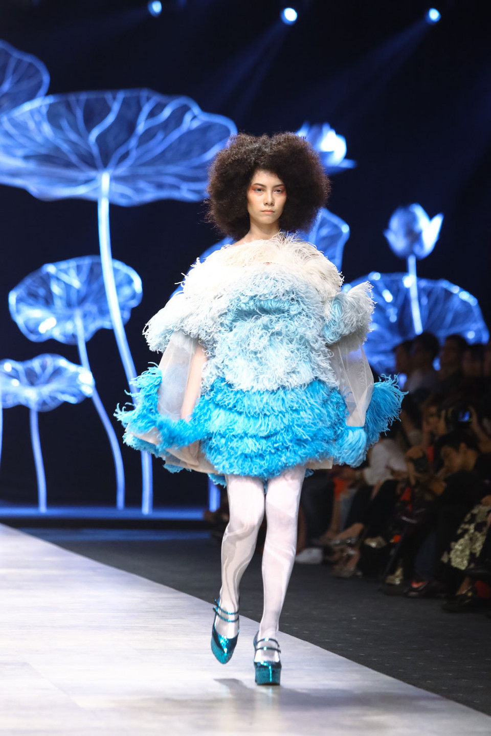 Toshikazu Iwaya còn được biết đến với vai trò Giám đốc thiết kế trong nhóm sáng tạo của thương hiệu thời trang nổi tiếng 'Yumi Katsura.'