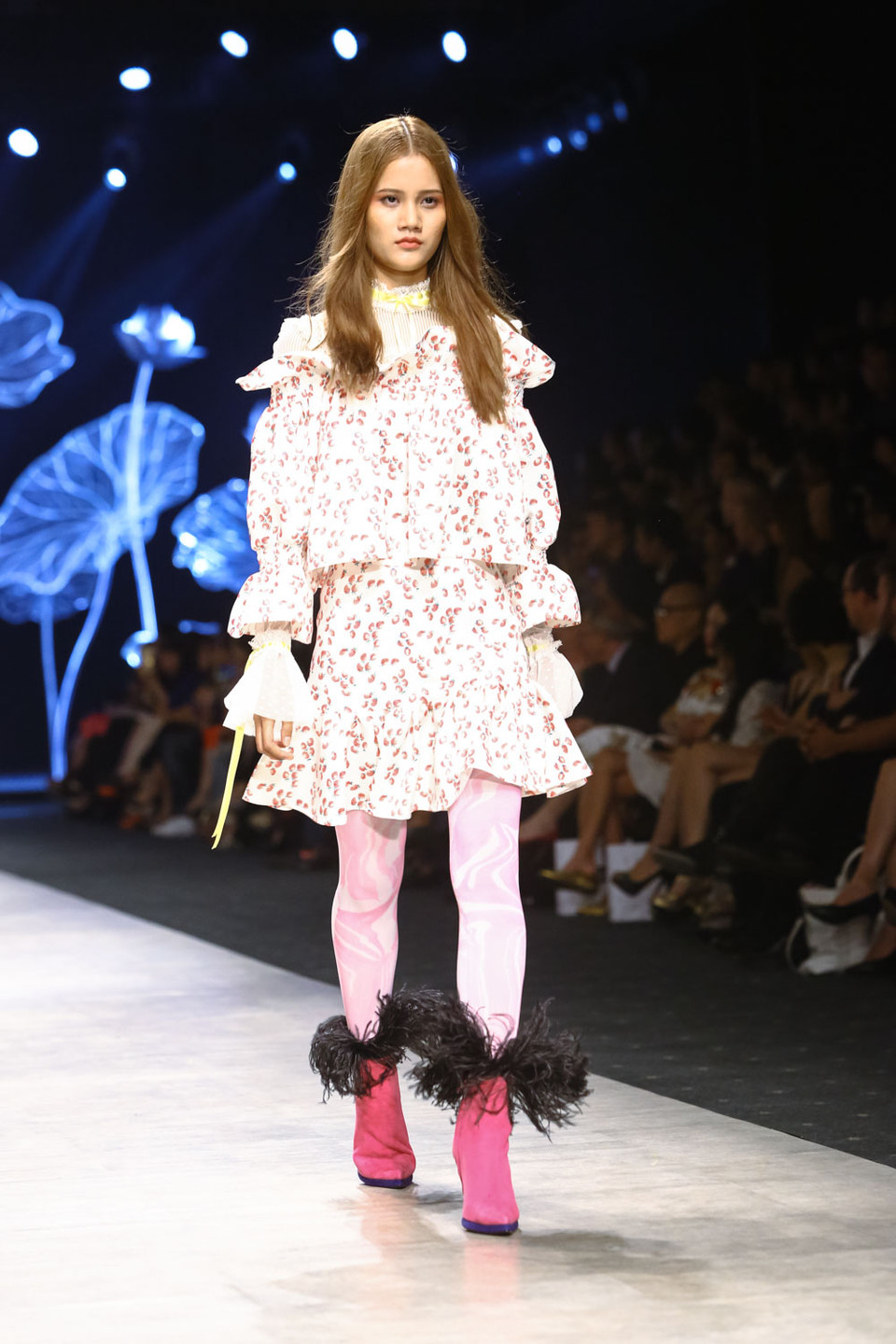 ...Với những kiểu váy xếp tầng vải tuyn, đầm phồng chiết eo cổ điển, phần tay phồng và cổ cao xếp pli, chân ren nữ tính. 