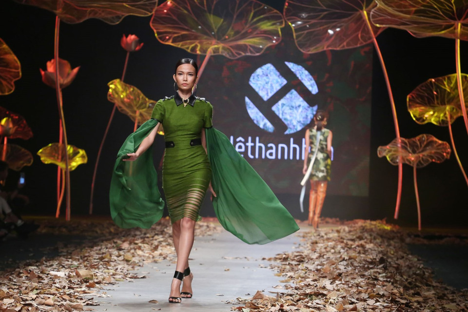 Màu xanh áo lính là tông màu chính đươc Lê Thanh Hòa sử dụng cho các thiết kế.