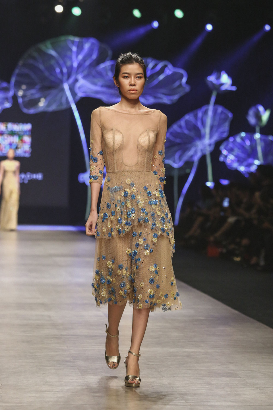 Nhà thiết kế luôn tỉ mỉ đến từng tiểu tiết nhỏ trên trang phục.