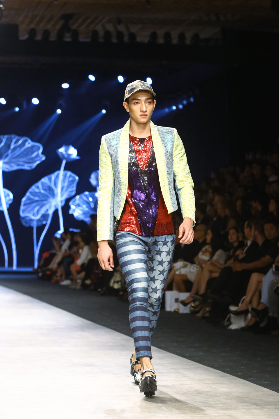 Như chiếc nơ cổ trang trí ngoại cỡ, họa tiết in hoa vui nhộn, phụ kiện giày, túi in họa tiết, đính kim sa bắt mắt…