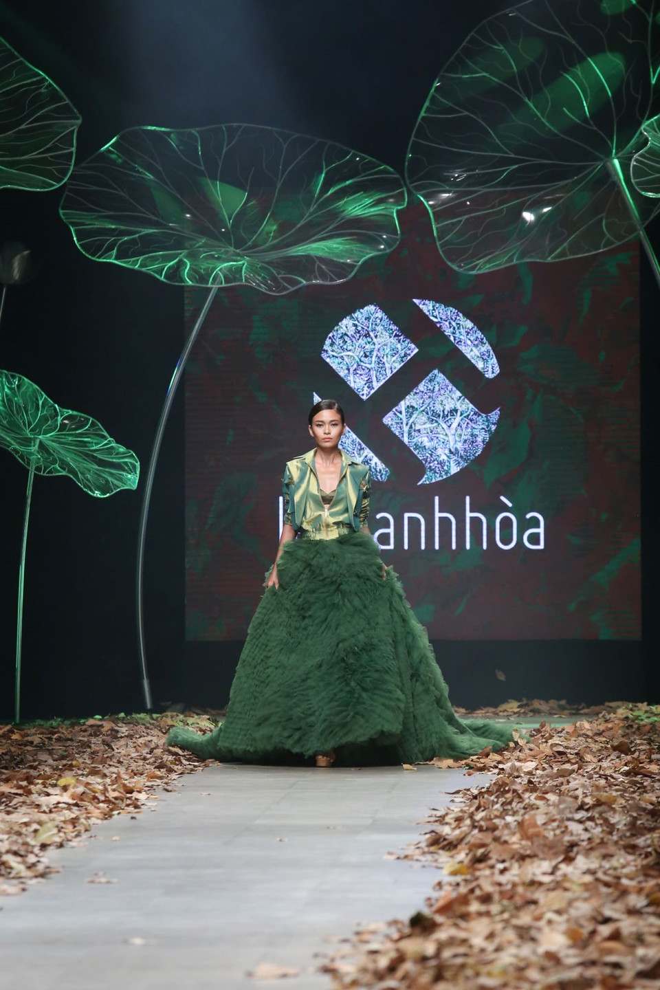 Tất cả tạo nên hình ảnh người phụ nữ mạnh mẽ, độc lập, mang tinh thần quân đội nhưng vẫn thanh lịch như quý cô thời trang.