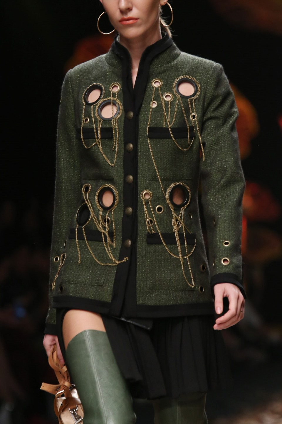 Phong cách Grunge của thập niên 90, quần da, kaki ống côn kết hợp cùng những chiếc áo khoác túi hộp bản to cùng boots cao hầm hố.