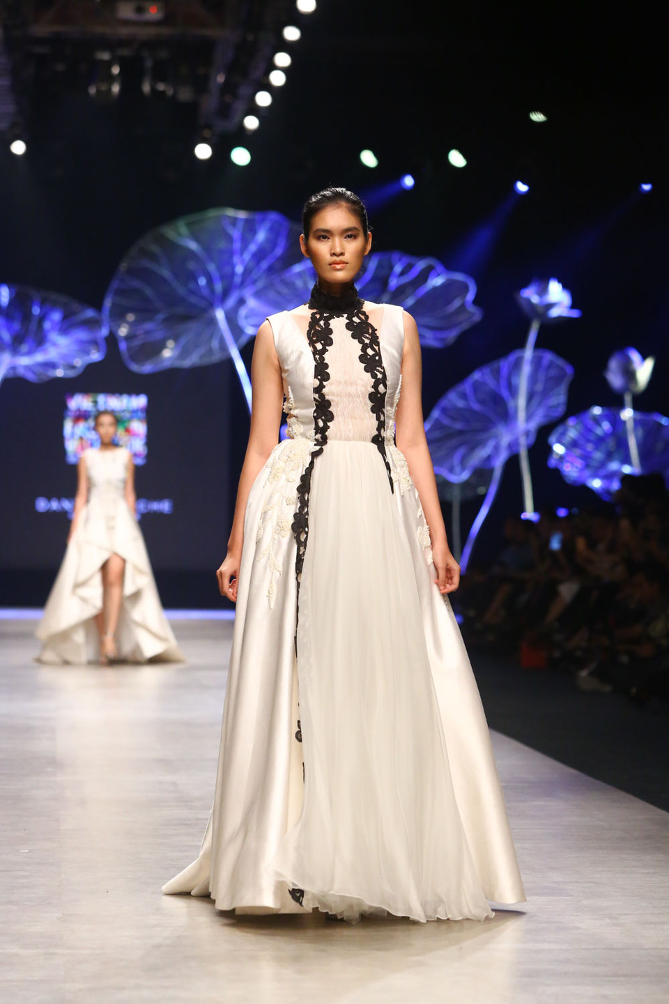 Bộ sưu tập lấy nguồn cảm hứng từ nghệ thuật khảm thêu giàu truyền thống văn hóa quê hương.