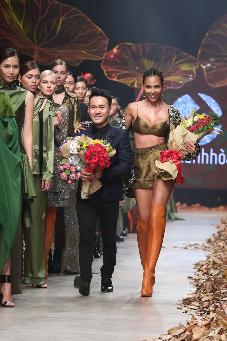 Chính vì thế, thiết kế của anh thường được các hoa hậu như Đặng Thu Thảo, Hương Giang, Jennifer Phạm, Thùy Lâm, Diễm Hương... lựa chọn.