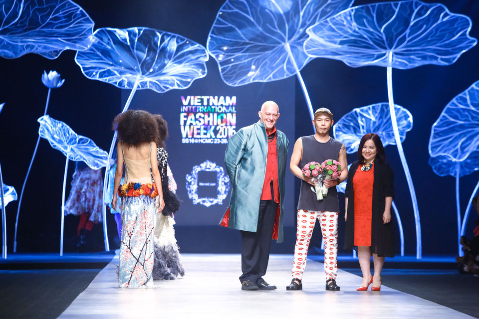 Nhà thiết kế Toshikazu Iwaya nhận hoa chúc mừng từ ban tổ chức.