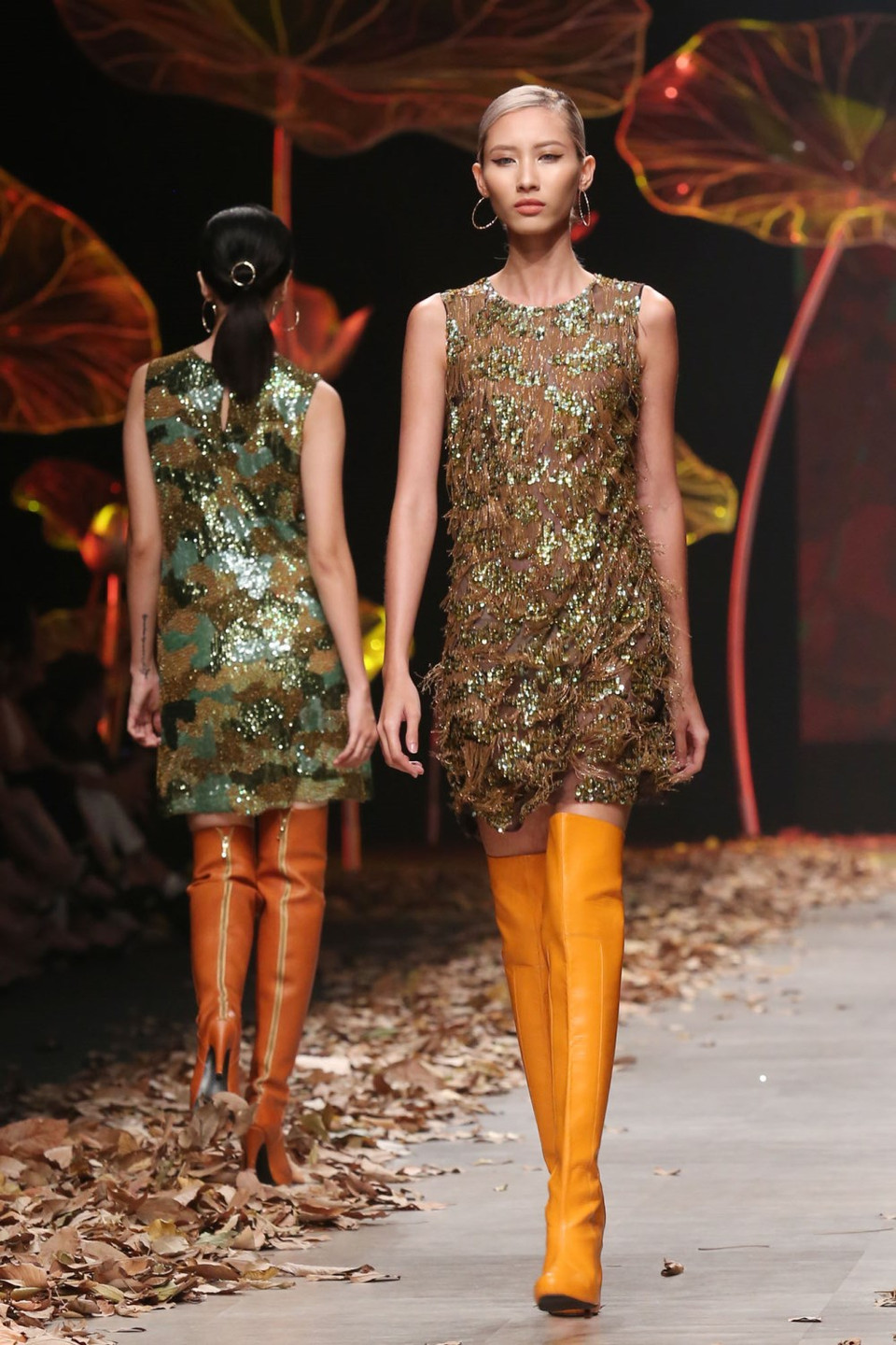 Nhưng lần này, nhà thiết kế muốn truyền tải thông điệp đầy tính nhân văn qua thời trang: 'Phụ nữ phải biết yêu thương, trân trọng bản thân, đặc biệt hãy luôn giữ được tinh thần, tính cách mạnh mẽ.'