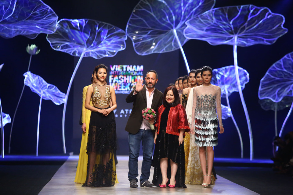 Dany Atrache cùng bộ sưu tập dạ hội cao cấp của mình trên sàn diễn Tuần lễ thời trang quốc tế Việt Nam Xuân Hè 2016 tối qua.