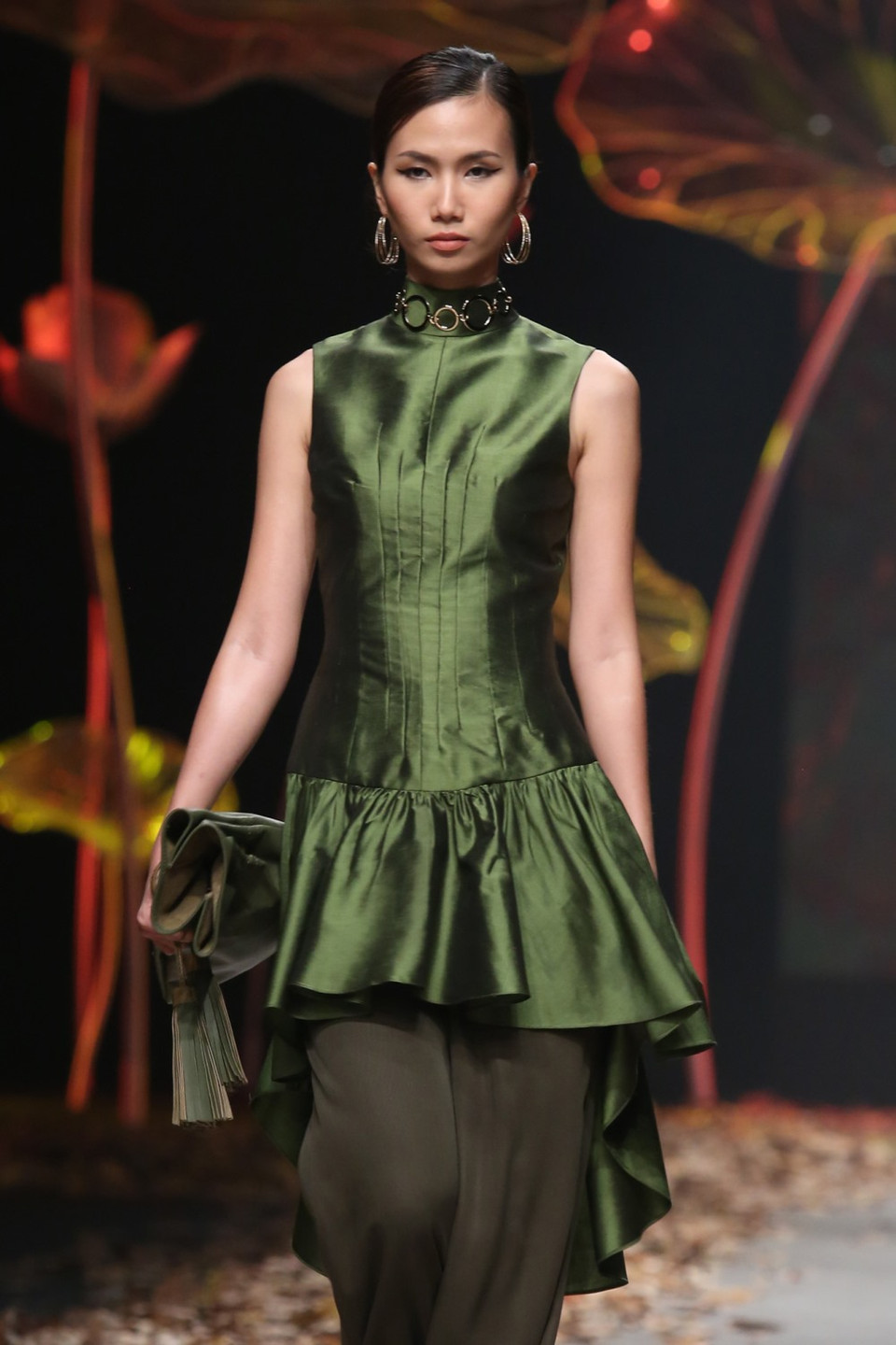 Tông màu xanh quân đội với những sắc độ dao động từ xanh lá rực rỡ đến những tông màu trầm của xanh cỏ úa được nhà thiết kế sử dụng khéo léo.