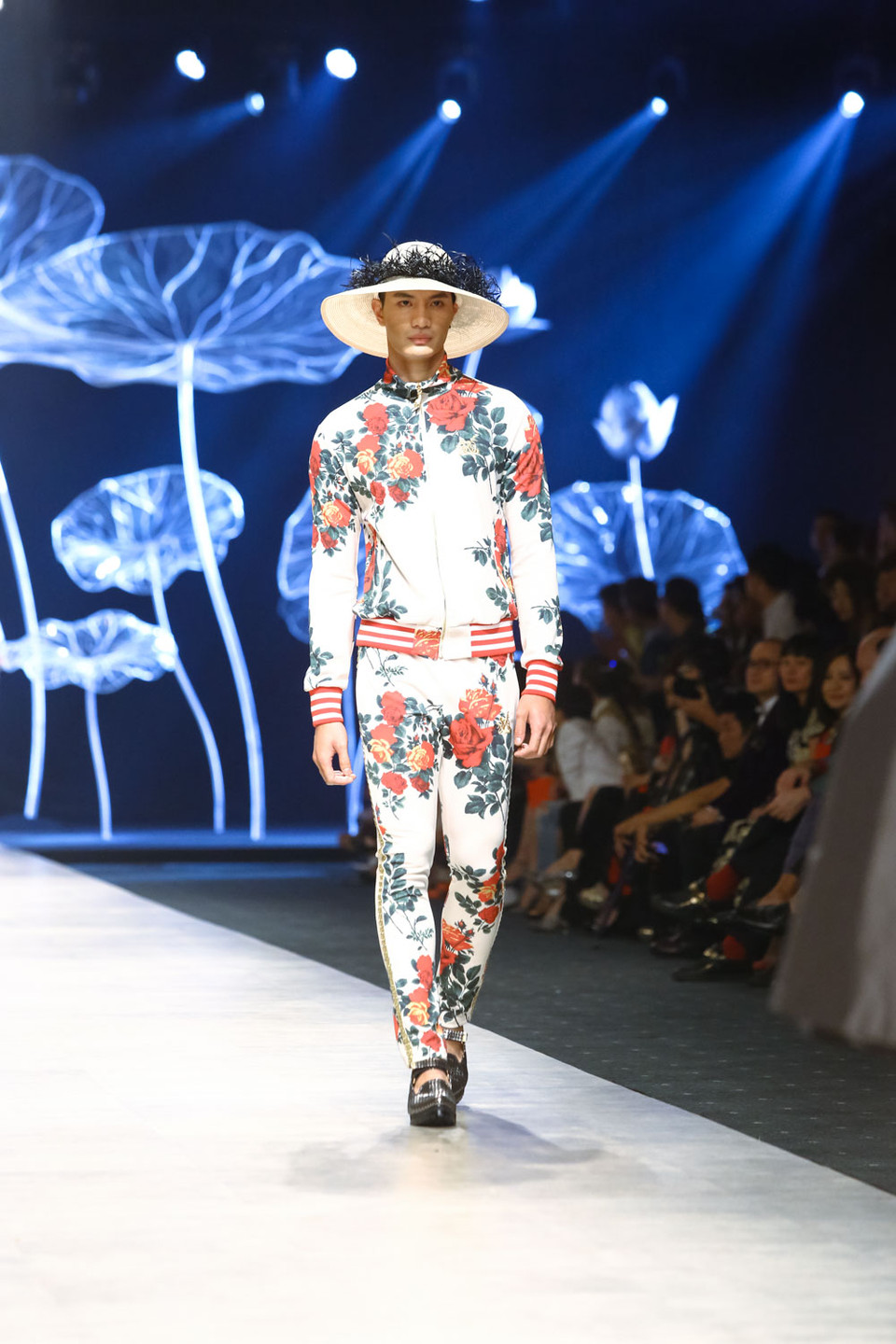 Bộ sưu tập thời trang ngọt ngào, tràn ngập sắc màu tươi sáng của mùa xuân với cảm hứng từ những đóa hoa khoe sắc và họa tiết pasley lãng mạn.