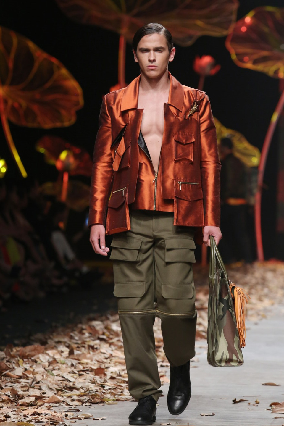 Thời trang những năm 40 dễ nhận ra bởi chiếc áo đầm màu lính, chất liệu kaki tối giản hoặc beig sáng màu, phong cách boho của thập niên 70 được tái hiện với đầm in hoa, tiết camo cùng áo khoác da jacket.