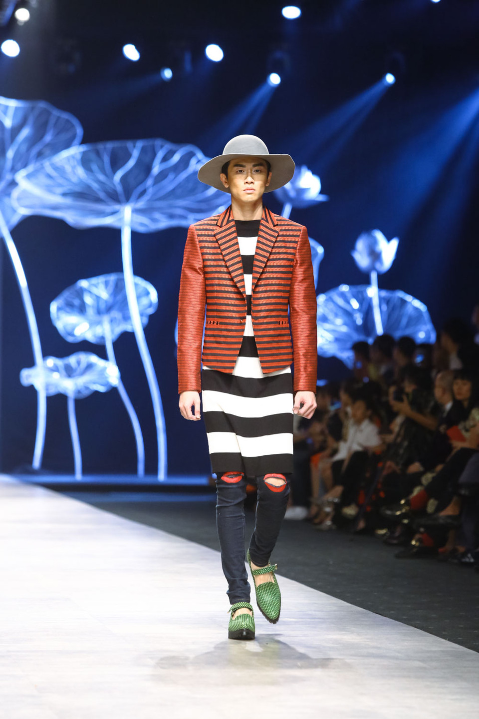 Nhiều nhà thiết kế trẻ Nhật Bản vẫn thường đến các khu phố lớn như Harajuku, Shibuya tìm kiếm ý tưởng cho các bộ sưu tập thời trang của mình.