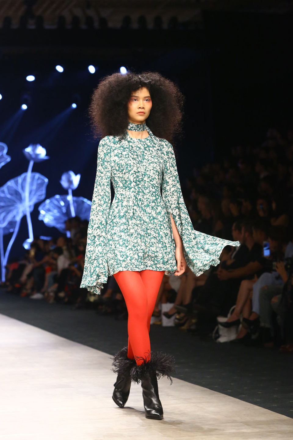 Những kiểu đầm hạ eo baby doll trở nên sống động hơn với điểm nhấn là những dải lụa dài thướt tha, đính nơ ngoại cỡ.