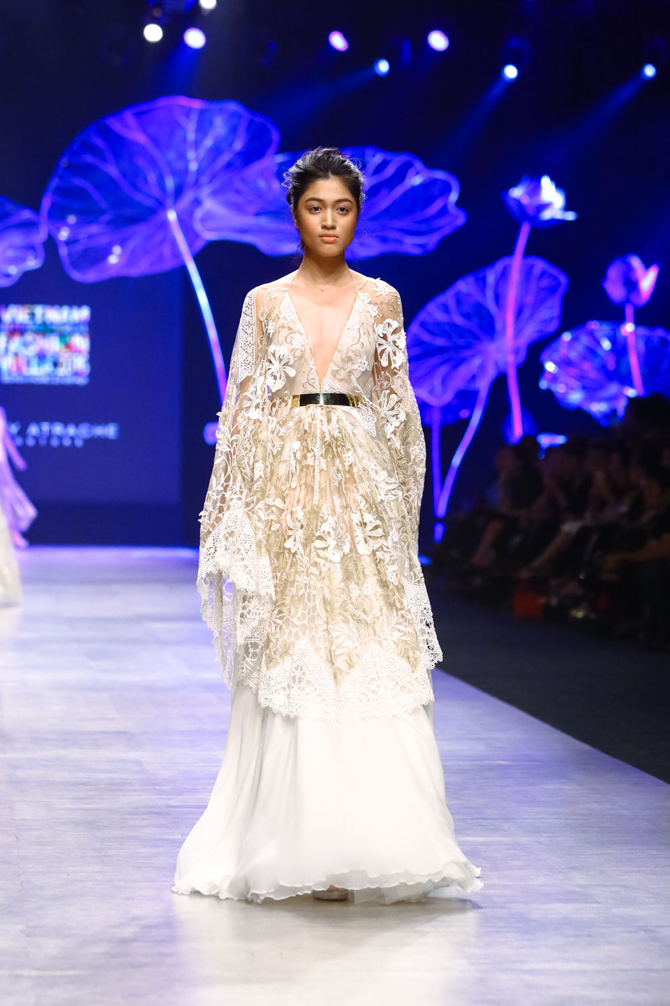 Kỹ thuật in kỹ thuật số trên lụa tạo hiệu hứng đa chiều, sâu thẳm trên bề mặt chất liệu được khai thác tối đa.