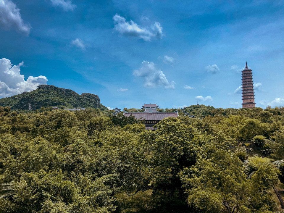 Chùa Bái Đính gồm chùa cổ và chùa mới. Khu chùa cổ nằm trên sườn núi khá yên tĩnh; ở đây du khách có thể tham quan các hang động, các đền thờ như đền thờ thần Cao Sơn hay Đền thờ thánh Nguyễn, Giếng Ngọc... (Ảnh: Vietnam+)