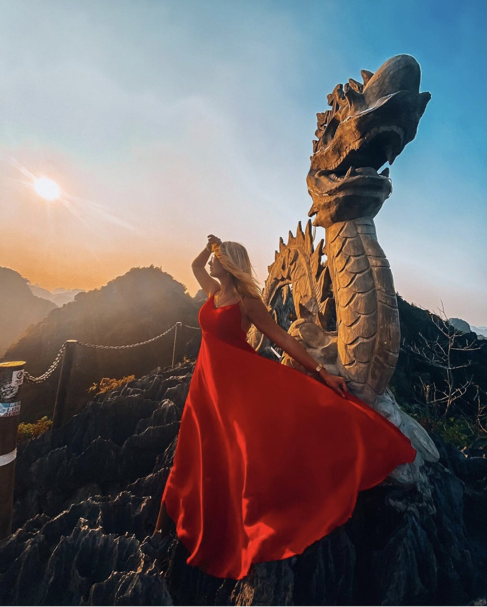 Ít ai biết, mùa Đông-Xuân là một trong những thời điểm Hang Múa đẹp nhất trong năm. Không có hoa sen rực rỡ nhưng khung cảnh yên bình của nơi đây vào mùa này lại rất được lòng các bạn trẻ thích 'sống ảo.' (Ảnh: Vietnam+)