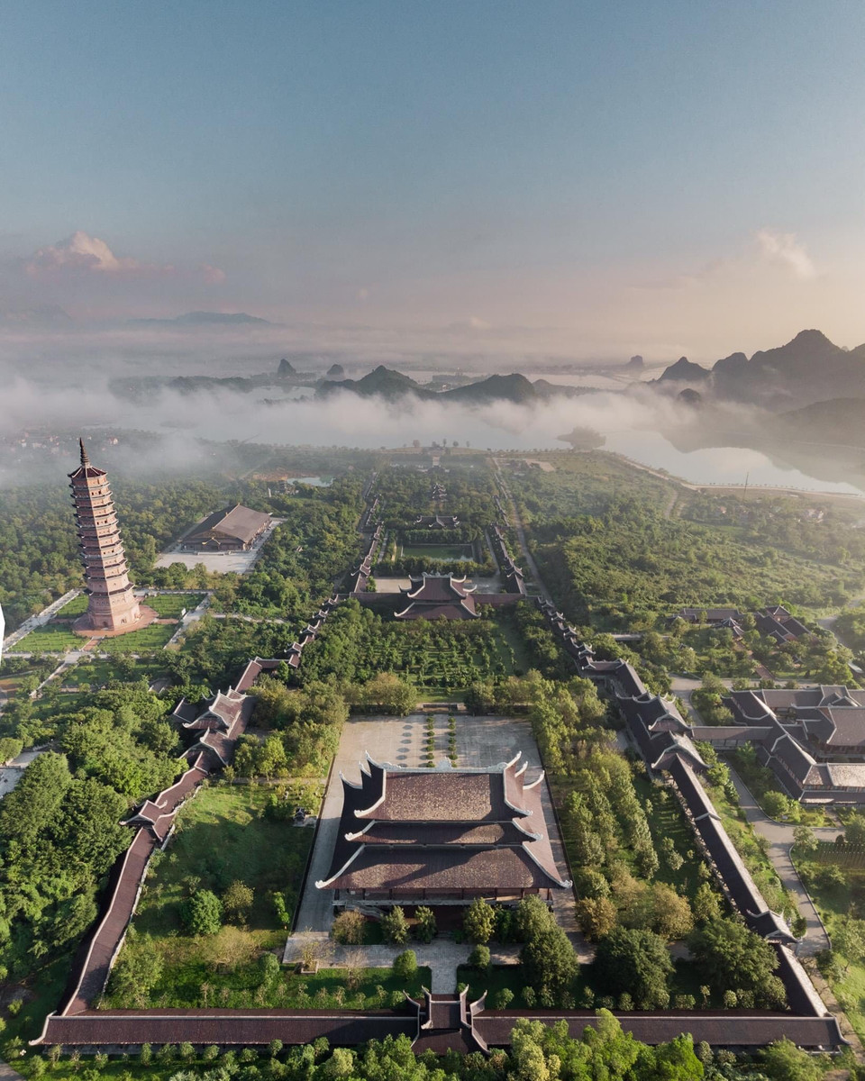 Chùa Bái Đính là quần thể chùa lớn nhất khu vực Đông Nam Á, cách Hà Nội 95 km, có diện tích 539 ha, gồm khu chùa cổ và khu chùa mới. (Ảnh: Vietnam+)