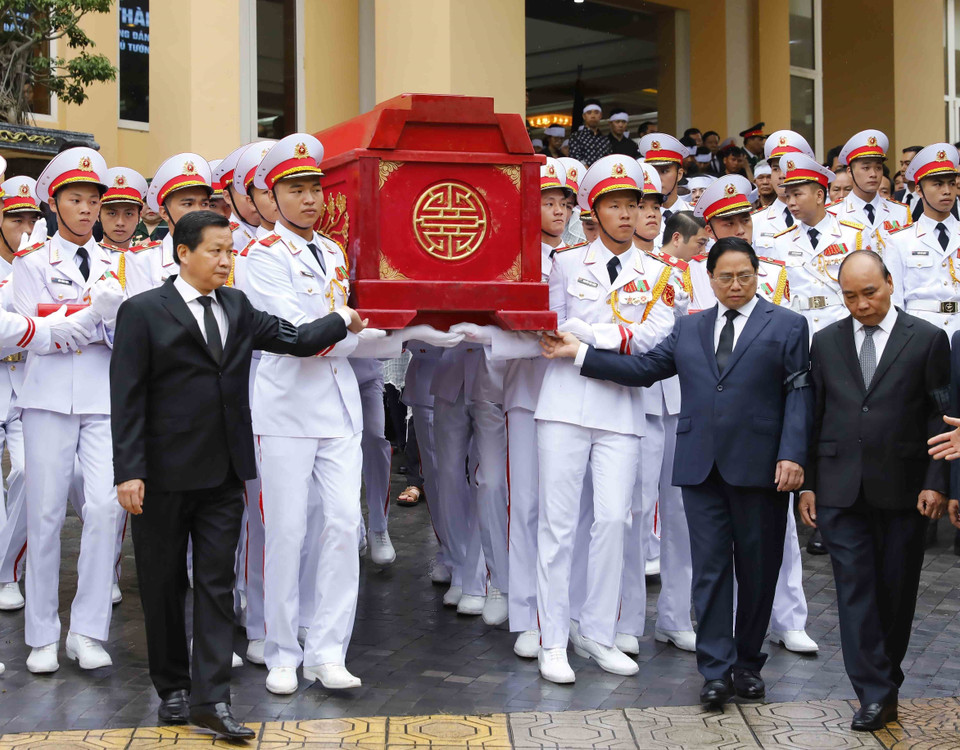 Thủ tướng Phạm Minh Chính và Phó Thủ tướng Lê Minh Khái và các đại biểu tại Lễ Di quan Phó Thủ tướng Lê Văn Thành. (Ảnh: An Đăng/TTXVN)