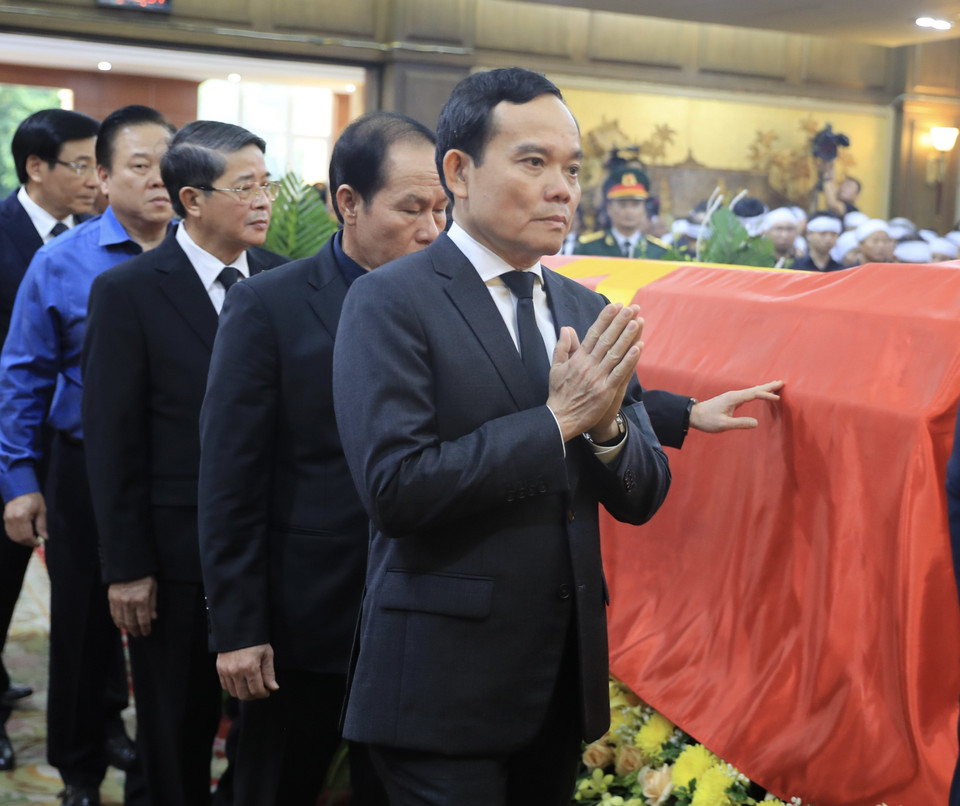 Các lãnh đạo, nguyên lãnh đạo Đảng, Nhà nước đi vòng quanh linh cữu Phó Thủ tướng Lê Văn Thành. (Ảnh: Lâm Khánh/TTXVN)