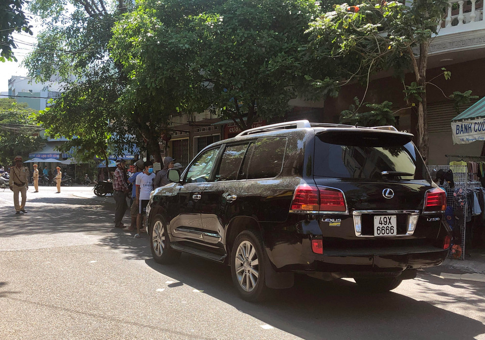 Xe ôtô 7 chỗ đã lao thẳng vào đội dịch vụ lễ tang đang chuẩn bị đưa quan tài một cụ ông vừa mất đi an táng, làm ít nhất 2 người chết, nhiều người bị thương nặng. (Ảnh: Nguyên Linh/Vietnam+)