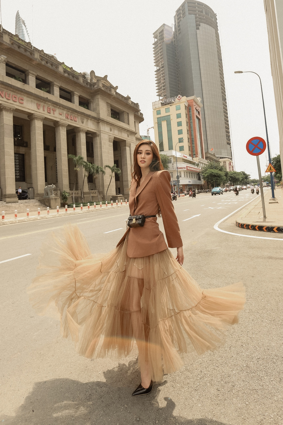 Nhưng với cô, đẹp nhất là khoảnh khắc buổi chiều những ngày đầu mùa, tìm đến những ngõ ngách bình yên giữa thành phố luôn ồn ào, nhộn nhịp. (Ảnh: Trí Nguyễn/Vietnam+)