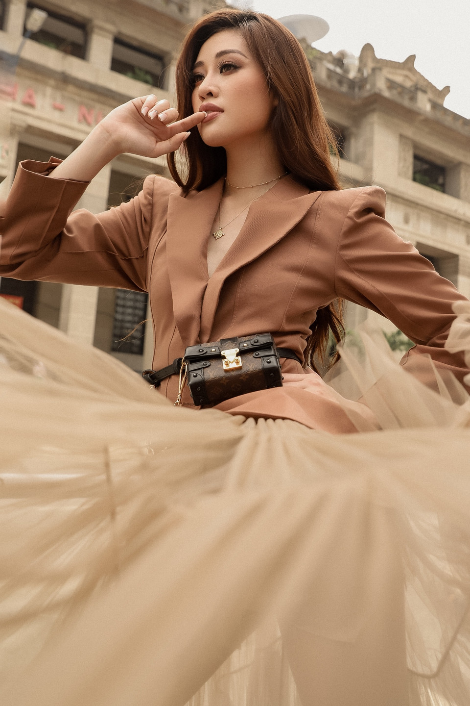 Đó cũng là cảm hứng khiến Hoa hậu Khánh Vân và êkíp quyết định thực hiện bộ ảnh phong cách ‘street style’ tại những địa điểm quen thuộc của thành phố, dưới góc nhìn riêng của Khánh Vân. (Ảnh: Trí Nguyễn/Vietnam+)