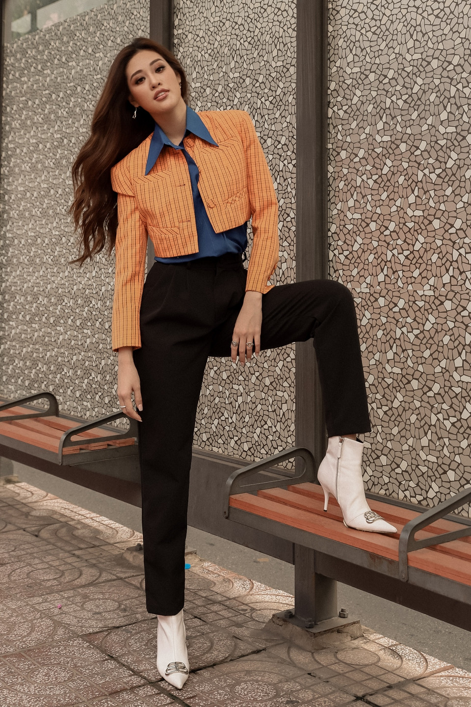 ‘Nhìn những chuyến xe đi qua, Vân cảm giác giống như những chuyến xe cuộc đời vậy. Bạn dừng ở trạm nào đều do bạn quyết định. Xe vẫn cứ chạy, còn đi đến đâu, đi bao xa là do bạn,” Khánh Vân nói. (Ảnh: Trí Nguyễn/Vietnam+)