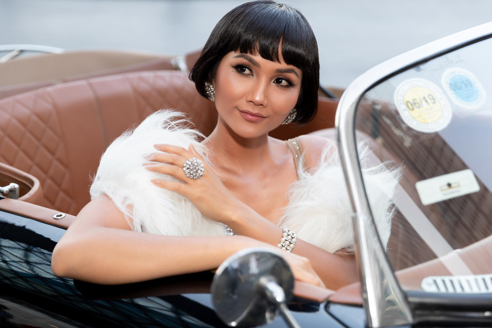 Chia sẻ về mái tóc mới, H’Hen Niê tiết lộ bản thân là người ưa trải nghiệm, khám phá và làm mới hình ảnh. Trước đây, cô cũng từng thử nhiều kiểu tóc khác nhau để tìm sự phù hợp cho gương mặt mình, nhưng lần này cô quyết định sẽ thay đổi hẳn kiểu tóc mới, đánh dấu bước ngoặt thay đổi về hình ảnh theo định hướng sắp tới. (Ảnh: Thiên An/Vietnam+)