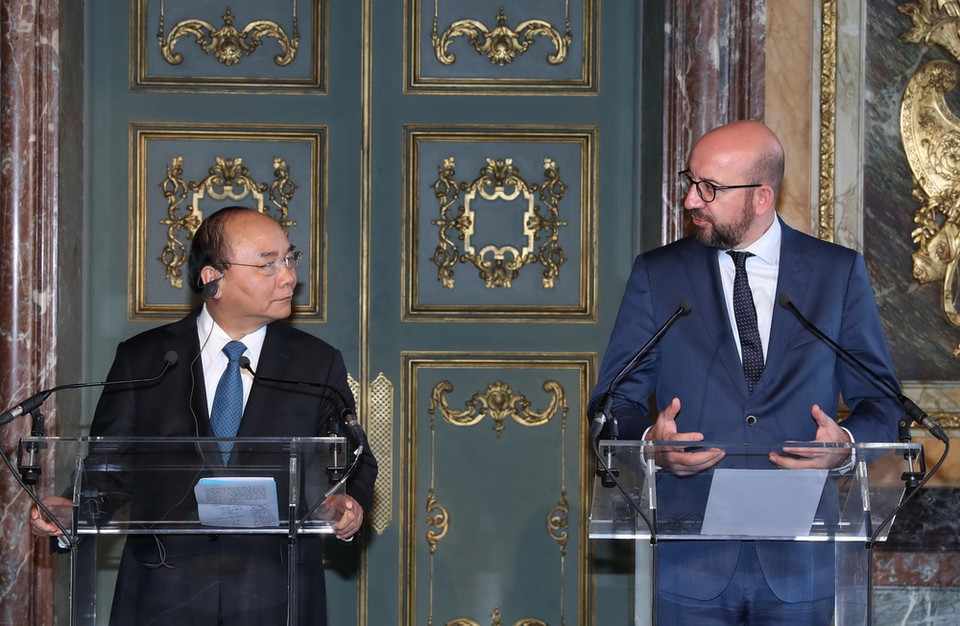 Thủ tướng Nguyễn Xuân Phúc và Thủ tướng Bỉ Charles Michel tại cuộc gặp gỡ báo chí sau hội đàm. (Ảnh: Thống Nhất/TTXVN)